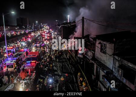 Manila, Filippine. 29 Dic 2020. I vigili del fuoco hanno messo fuori un fuoco che ingolce una zona residenziale a Manila, le Filippine, 29 dicembre 2020. Credit: Rouelle Umali/Xinhua/Alamy Live News Foto Stock