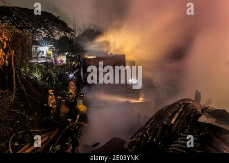 Manila, Filippine. 29 Dic 2020. I vigili del fuoco hanno messo fuori un fuoco che ingolce una zona residenziale a Manila, le Filippine, 29 dicembre 2020. Credit: Rouelle Umali/Xinhua/Alamy Live News Foto Stock