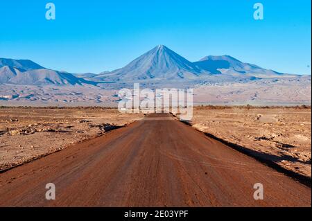 Grandangolo Fotografia del deserto di Atacama con Vulcano Licancabur. Foto Stock