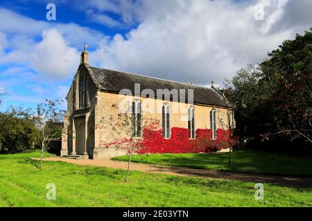 Colori autunnali, Cappella di St Mary Magdalene, Ashton Village, Northamptonshire County, Inghilterra; Regno Unito Foto Stock