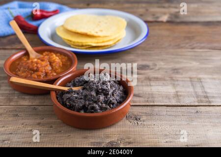 Processo di produzione di uova per la colazione messicane per gli allevatori su una base di legno. Cucina messicana. Spazio di copia. Foto Stock