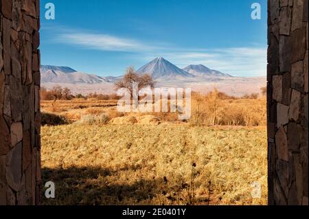 Grandangolo Fotografia del deserto di Atacama con Vulcano Licancabur. Foto Stock