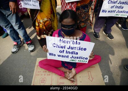 Un insegnante fisicamente disabile insieme ad altri insegnanti terminati stanno protestando coprendo i loro occhi con il panno nero all'arrivo della Giustizia principale dell'India, Sharad Arvind Bobde. Agartala, Tripura, India. Foto Stock