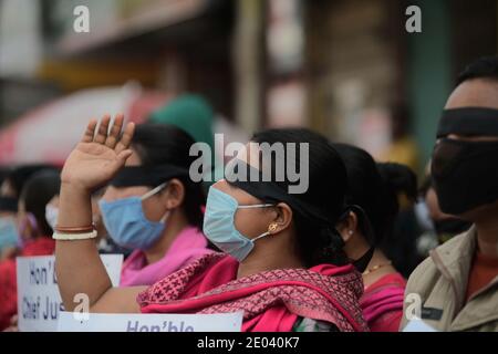 Un insegnante fisicamente disabile insieme ad altri insegnanti terminati stanno protestando coprendo i loro occhi con il panno nero all'arrivo della Giustizia principale dell'India, Sharad Arvind Bobde. Agartala, Tripura, India. Foto Stock