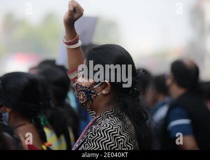 Un insegnante fisicamente disabile insieme ad altri insegnanti terminati stanno protestando coprendo i loro occhi con il panno nero all'arrivo della Giustizia principale dell'India, Sharad Arvind Bobde. Agartala, Tripura, India. Foto Stock