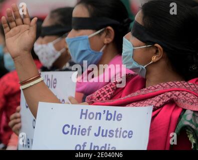 Un insegnante fisicamente disabile insieme ad altri insegnanti terminati stanno protestando coprendo i loro occhi con il panno nero all'arrivo della Giustizia principale dell'India, Sharad Arvind Bobde. Agartala, Tripura, India. Foto Stock