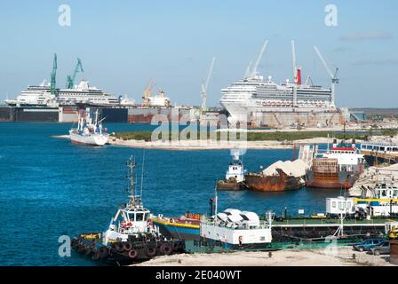 La vista del porto dell'isola di Grand Bahama con navi da crociera su un molo asciutto sullo sfondo (Bahamas). Foto Stock