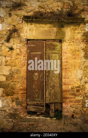 Una porta in un edificio derelitto nel borgo medievale storico di Scansano, provincia di Grosseto, Toscana, Italia Foto Stock