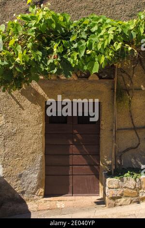 Una porta in un antico palazzo nel borgo medievale di Scansano, provincia di Grosseto, Toscana, Italia Foto Stock