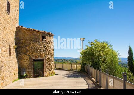 Le storiche mura medievali del borgo di Scansano in provincia di Grosseto, Toscana, Italia Foto Stock