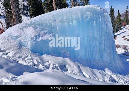 Fenomeno naturale che si è verificato sotto l'influenza di acqua, vento e fattori freddi nelle immediate vicinanze della cascata; parete di ghiaccio tra le forature Foto Stock