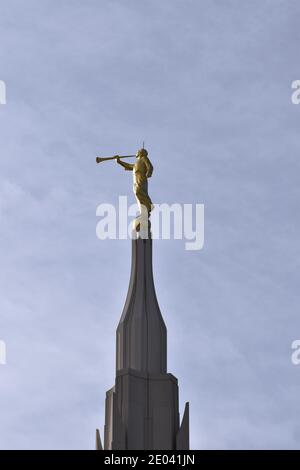 Il Tempio Phoenix della Chiesa di Gesù Cristo di Santi degli ultimi giorni (Chiesa dei Santi degli ultimi giorni) Con la statua di Angel Moroni in cima alla guglia Foto Stock