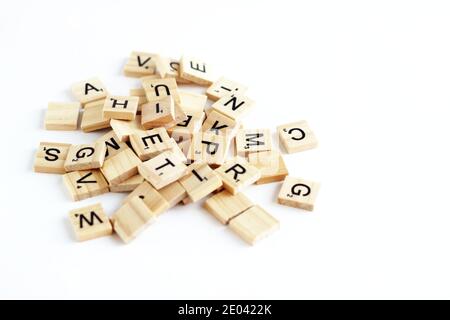 San Pietroburgo Russia, 29.06.2019: Concetto di gioco da tavolo. Piastrelle di legno Scrabble lettere su sfondo bianco. Foto Stock