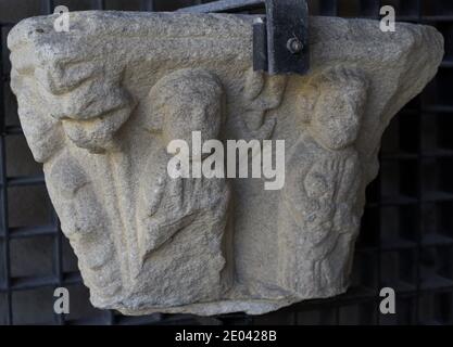 Capitale che mostra sei apostoli. Una delle figure porta una chiave (probabilmente San Pietro) e un'altra sembra contenere una spada e un libro (forse San Paolo). 14 ° secolo. Dal Convento di Santo Domingo (A Coruña, Galizia, Spagna). Museo Archeologico e di Storia di A Coruña (Castello di San Anton). Galizia, Spagna. Foto Stock