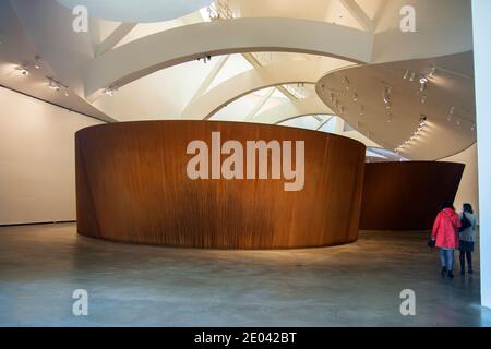 La questione del tempo Richard Serra 100 m di acciaio 'Snake' installazione. Museo Guggenheim. Foto Stock