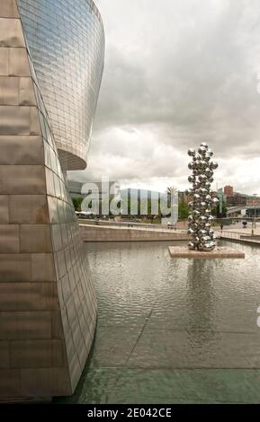 Parete in titanio, bolle d'acciaio, Tall Tree e The Eye, scultura di Anish Kapoor al Museo Guggenheim. Foto Stock