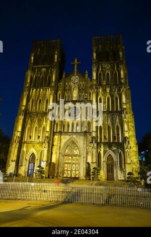 Cattedrale di San Giuseppe di notte, una chiesa in via Nha Chung nel quartiere Hoàn Kiếm di Hanoi, Vietnam, Asia Foto Stock