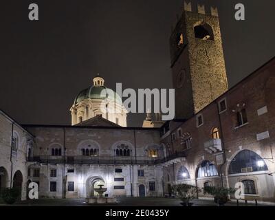 Il Broletto di Brescia, l'ampio cortile meridionale, con una fontana al centro. Piazza del Duomo Foto Stock