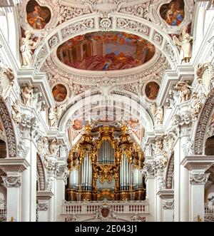 Lo Stephansdom (St Cattedrale di Stefano), Passau, Baviera, Germania. Nel complesso, il più grande organo a pipa in Europa, questo mostra solo tre dei suoi cinque orga Foto Stock