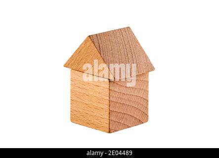 Piccola casa di legno isolata su sfondo bianco con percorso di ritaglio Foto Stock