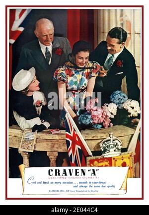 PUBBLICITÀ DELLE SIGARETTE Craven degli anni 30 UN annuncio di sigarette del 1937 che riflette l'occasione reale dell'incoronazione di George VI e di sua moglie Elizabeth come re e regina del Regno Unito e dei domini del Commonwealth britannico che si è svolto a Westminster Abbey, Londra, il 12 maggio 1937. L'illustrazione mostra il balcone e l'opuscolo di coronazione Flags heraldry ecc. con gli onlookers astuti di fumo che celebrano. Foto Stock