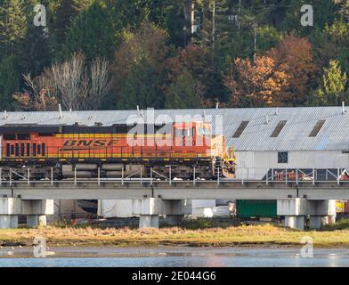 Treno vintage cargo su un ponte che viaggia verso il lato est del Canada. White Rock, BC Foto Stock