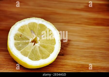 limone a metà tagliata ​​on in un tagliere di legno. Agrume e agrumi. Fonte di frutta mediterranea di vitamina C. Foto Stock