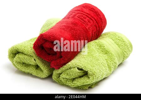 asciugamani colorati isolati su sfondo bianco Foto Stock