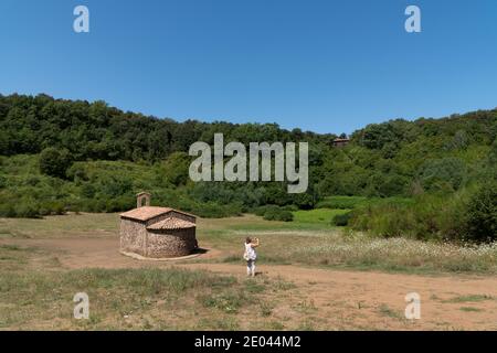 Eremo di Santa Margarida (di origine romanica, ricostruita nel XIX secolo) L'antico cratere vulcanico di Santa Margarida. Parco naturale della zona vulcanica di la Garottxa. Foto Stock