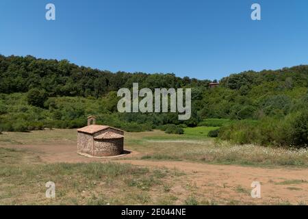 Eremo di Santa Margarida (di origine romanica, ricostruita nel XIX secolo) L'antico cratere vulcanico di Santa Margarida. Parco naturale della zona vulcanica di la Garottxa. Foto Stock