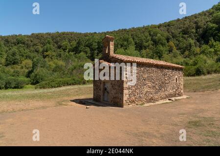 Eremo di Santa Margarida (di origine romanica, ricostruita nel XIX secolo) L'antico cratere vulcanico di Santa Margarida. Parco naturale della zona vulcanica di la Garottxa. Foto Stock