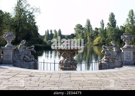 Vista della serpentina dai giardini italiani di Hyde Park, Londra Foto Stock