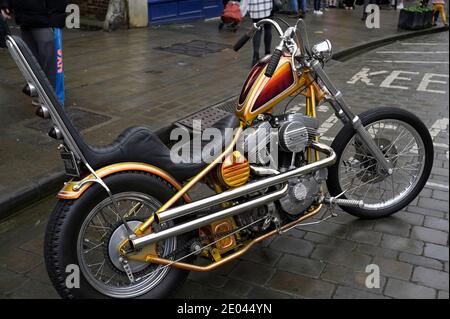 Un Harley Davidson personalizzato del 1989 parcheggiò sulla strada principale di Wells, Somerset Foto Stock
