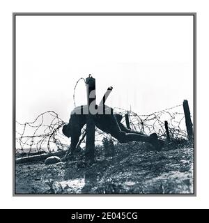 WW1 Soldier giace morto “in the Wire” Stark Battlefield graphic poignant reminder degli orrori della guerra. Il soldato americano catturato sulla recinzione tedesca del filo spinato anteriore occidentale Francia. L'offensiva della Mosa–Argonne (nota anche come offensiva della Mosa–Argonne Forest, battaglia della Mosa–Argonne e campagna della Mosa–Argonne) fu una parte importante dell'offensiva alleata finale della prima guerra mondiale che si estendeva lungo l'intero fronte occidentale.Powell, Eyre, 1891-1949, fotografo 1918 - guerra mondiale, 1914-1918-- American--France - Soldiers--American--France--1910-1920 alt version 2E045CX Foto Stock