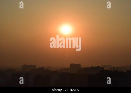 Splendido tramonto con anello dorato Foto Stock