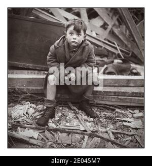 5-9 anni seduti in un relitto di casa dopo un bombardamento terroristico della Germania nazista raid di Londra durante il bombardamento terroristico nazista RAID seconda guerra mondiale Frissell, toni, 1907-1988, fotografo 1945 Jan Guerra Mondiale, 1939-1945--distruzione e saccheggio--Inghilterra--Londra-1940-1950 danni di guerra--Inghilterra--1950-Londra-1950-1950-Inghilterra-1950-1950-1950-1950-Londra-1950 Foto Stock