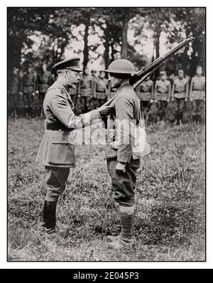 Archivio WW1 King George V. con medaglie decorate American Soldier Fotografia mostra Re Giorgio V di Gran Bretagna (1865-1936) dando una medaglia ad un soldato americano in Francia durante la prima guerra mondiale. Bain News Service, 1918 ottobre 5 Guerra Mondiale, 1914-1918 negativi di vetro. Fotografia pubblicata nella Evening Star (Washington, D.C.), 29 settembre 1918. Foto Stock