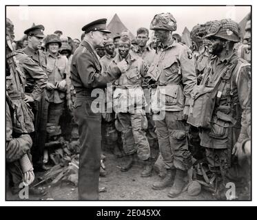 WW2 D-Day archive il generale Dwight D. Eisenhower dà l'ordine del giorno, 'vittoria completa--nient'altro' ai paracadutisti da qualche parte in Inghilterra, poco prima di salire a bordo dei loro aerei per partecipare al primo assalto nell'invasione del continente europeo 1944 giugno 6 - Eisenhower, Dwight D.-- (David di Dwight),--1890-1969--Servizio militare - Stati Uniti.--Esercito.--Reggimento di fanteria di Parachute, 502nd-- - Guerra Mondiale, 1939-1945--personale militare--americano--Inghilterra Foto Stock