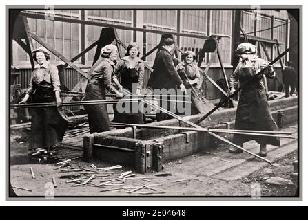 WW1 War Production Women War Workers English women in British cantieristica navale, women at work building navy ships during World War in England. [tra ca. 1915 e ca. 1920] Guerra Mondiale, 1914-1918 Fotografia pubblicata nel Notiziario illustrato di Londra, 10 giugno 1916, con la didascalia: 'Lodato per la loro industria e obbedienza: Le donne in un cantiere navale-costruzione di navi.' Foto Stock