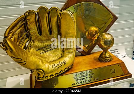 Il Rawlings Gold Glove Award di Hank Aaron dal 1959 viene presentato alla Hank Aaron Childhood Home and Museum, 23 agosto 2017, a Mobile, Alabama. Foto Stock