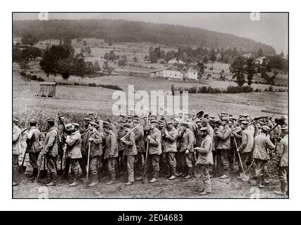 WW1 PRIGIONIERI TEDESCHI LAVORO PICCHE CAMPO FRANCIA Propaganda francese Foto dei prigionieri tedeschi in Francia ritorno dal lavoro Fotografia mostra prigionieri tedeschi con picche in un campo in Francia durante la prima guerra mondiale.[1917] Guerra Mondiale, 1914-1918 negativi di vetro. Pubblicato in: La Domenica Oregonian, 27 maggio 1917. Foto Stock