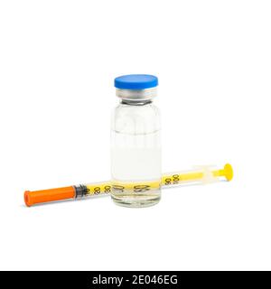 Flacone medico di vetro con insulina e siringa per iniezione isolato su fondo bianco. Foto Stock