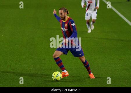 Camp Nou, Barcellona, Catalogna, Spagna. 29 Dic 2020. La Liga Football, Barcellona contro Eibar; Mingueza FC Barcelona difensore si presenta sulla palla Credit: Action Plus Sports/Alamy Live News Foto Stock