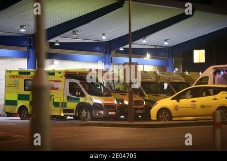 Ambulanze al di fuori del Queen's Hospital di Romford, Londra, che si è trasferito al più alto livello di restrizioni di coronavirus a causa di tassi di casi in aumento. Foto Stock