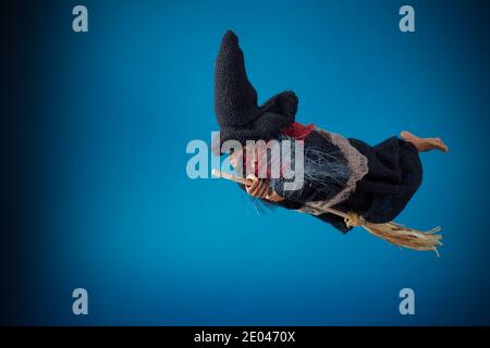 Befana arriva con la strega volante. Tradizione del giorno Epifano. Foto Stock