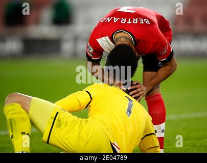 Ryan Bertrand di Southampton (a destra) si congratula con il portiere Alex McCarthy dopo un salvataggio da parte di West Ham United's Said Benrahma (non illustrato) durante la partita della Premier League al St Mary's Stadium di Southampton. Foto Stock