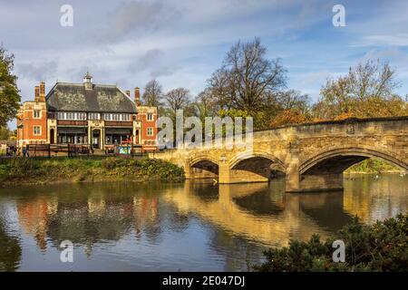 Il Pavilion Cafe dall'altra parte del fiume sorvola a Abbey Park, Leicester, Inghilterra, Regno Unito Foto Stock