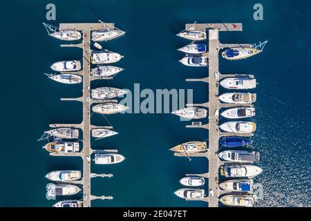 Barche a vela attraccano in marina dall'alto Foto Stock