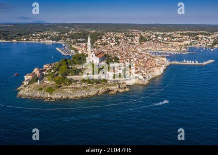 Veduta aerea della penisola di Rovigno con la chiesa di Sant'Eufemia Foto Stock