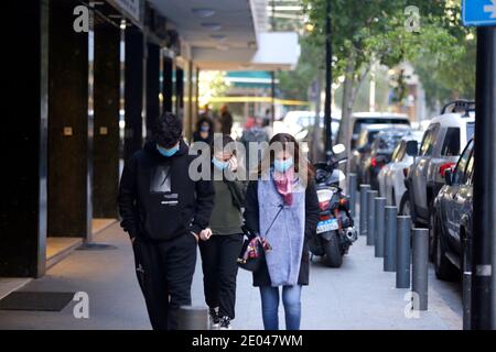 Beirut, Libano. 29 Dic 2020. La gente cammina ad Hamra, una delle vie dello shopping più popolari a Beirut, capitale del Libano, il 29 dicembre 2020. La crisi economica in corso, oltre alla pandemia di COVID-19, ha spinto migliaia di aziende fuori dal business e più persone fuori dal lavoro. Credit: Bilal Jawich/Xinhua/Alamy Live News Foto Stock